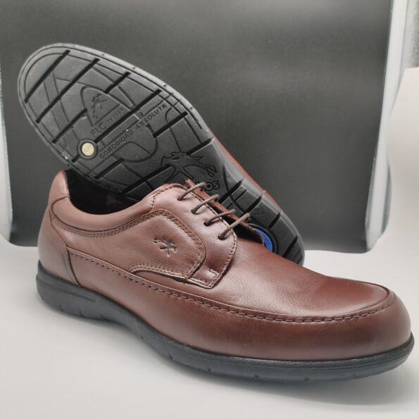 Zapatos de hombre Fluchos  de piel  color castaño y piso con tecnología AIR SCHOCK ABSORBER, de gran ligereza y comodidad absoluta.